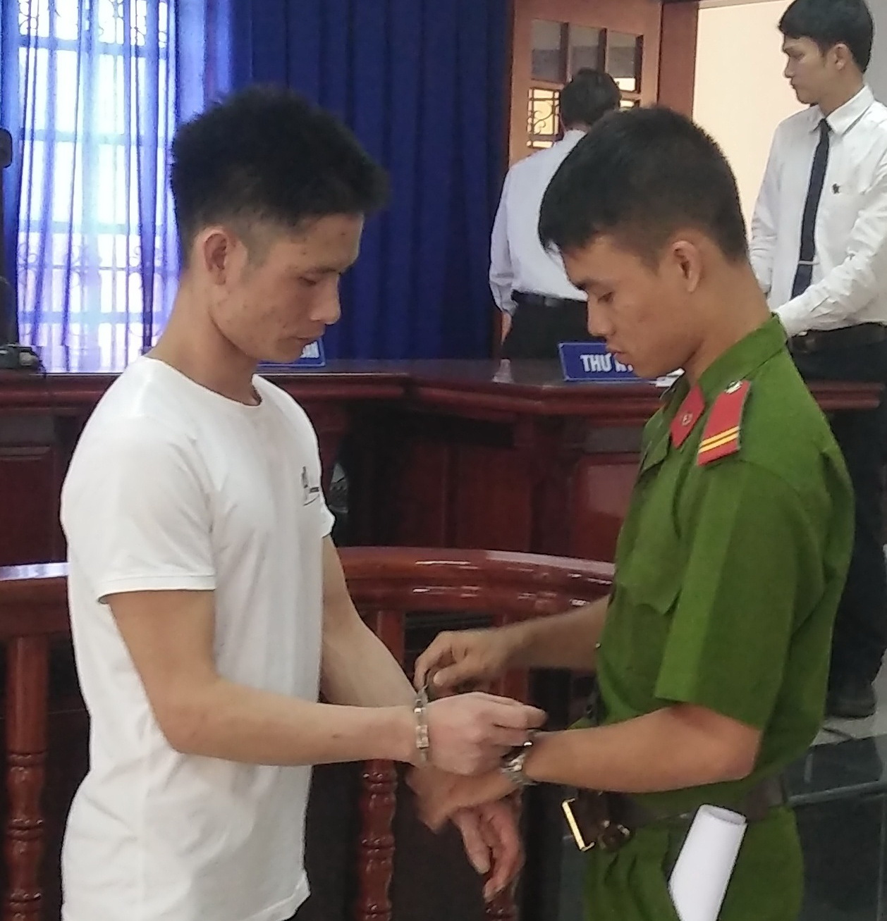 Lãnh án vì tống tiền bạn gái quen qua mạng