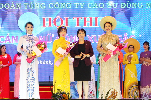 Bà Vũ Thị Mỹ Lệ, Bí thư Đảng ủy Tổng Công ty Cao su Đồng Nai trao hoa và phần thưởng cho các thí sinh đạt giải thí sinh mặc trang phục áo dài truyền thống đẹp nhất.