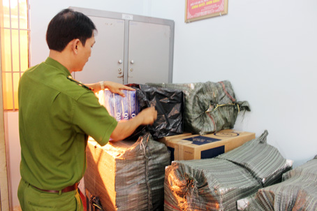 Số thuốc lá lậu được thu giữ tại nhà bà Lê Thị Thanh Kiều rạng sáng 5-1-2016.