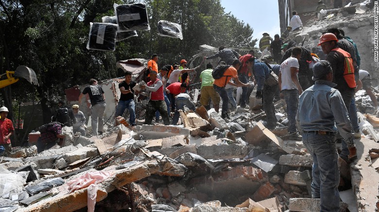 Người dân cùng các lực lượng cứu hộ tìm kiếm các nạn nhân dưới đống đổ nát - Ảnh chụp màn hình CNN