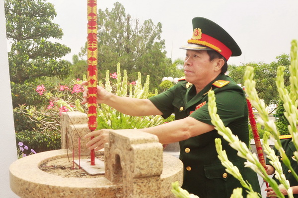 Đại tá Dương Hòa Hiệp, chủ tịch hội CCB tỉnh thắp hương tại nghĩa trang