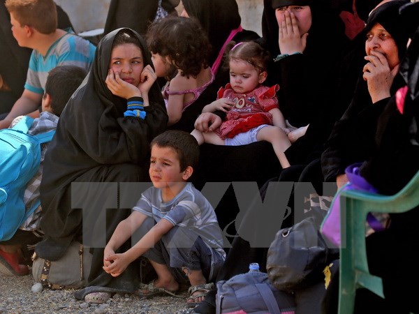 Người dân Syria sơ tán khỏi Raqa. (Nguồn: AFP/TTXVN)