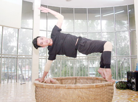 Nam diễn viên múa Thanh Tùng (Đoàn Ca múa nhạc Đồng Nai) đang tập luyện một tiết mục.  Ảnh: V.TRUYÊN