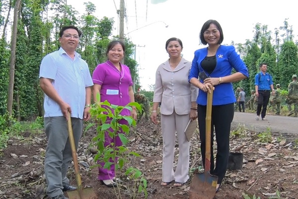 Lãnh đạo huyện Cẩm Mỹ trồng cây  Hoàng Yến tại tuyến đường làng dân tộc Choro