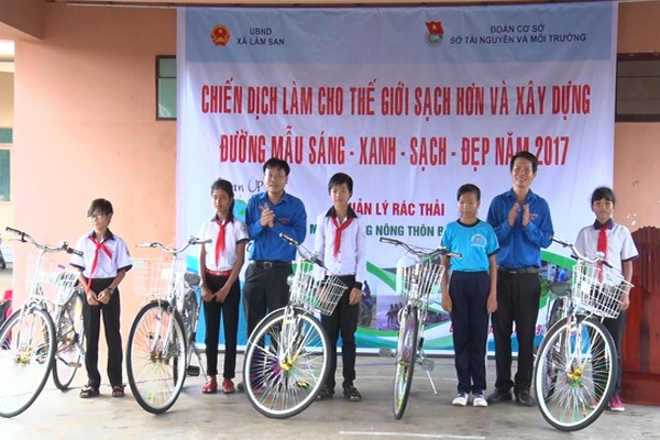 Đoàn cơ sở Sở tài nguyên và môi trường Tỉnh trao xe đạp cho các em học sinh có hoàn cảnh khó khăn