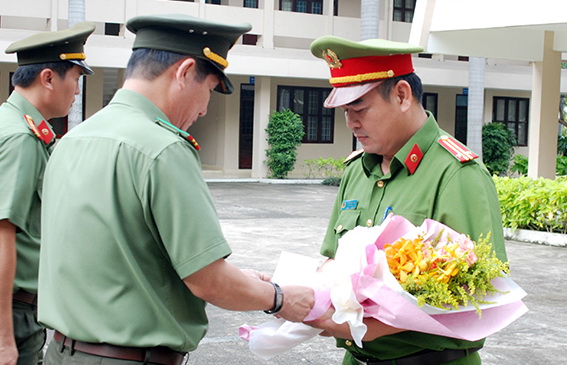 Đại tá Huỳnh Tiến Mạnh, Giám đốc Công an tỉnh trao thưởng đột xuất số tiền 5 triệu đồng cho Đội Cảnh sát hình sự Công an TP.Biên Hòa.