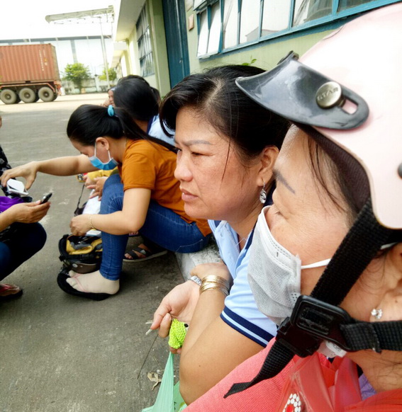 Người lao động Công ty TNHH Splendour bần thần, lo lắng với chính sách giảm lương của công ty (ảnh công nhân cung cấp)