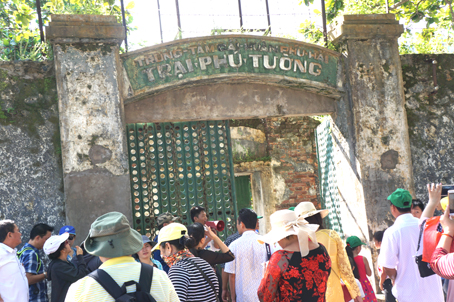 Đông đảo du khách thăm di tích nhà giam ở Côn Đảo.