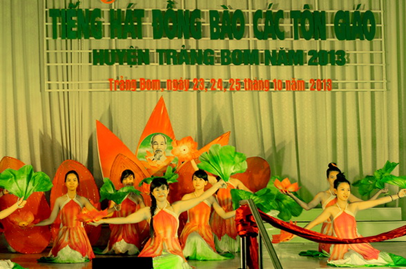 Tiết mục ca múa Cánh sen nhớ Bác biểu diễn trong liên hoan tiếng hát đồng bào các tôn giáo do huyện Trảng Bom tổ chức.