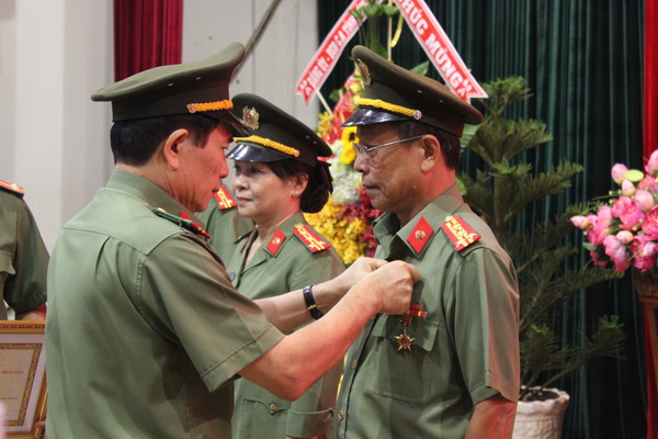 Đại tá Ngô Minh Đức, Phó giám đốc Công an tỉnh trao thưởng cho các cá nhân đạt thành tích.