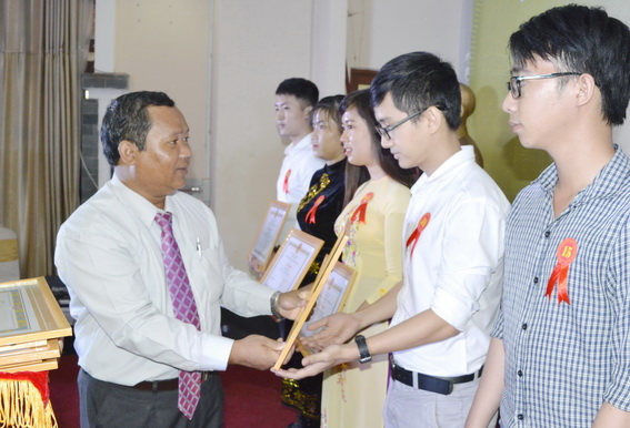 Ông Thổ Út, Phó ban Dân tộc tỉnh trao giấy khen cho các sinh viên