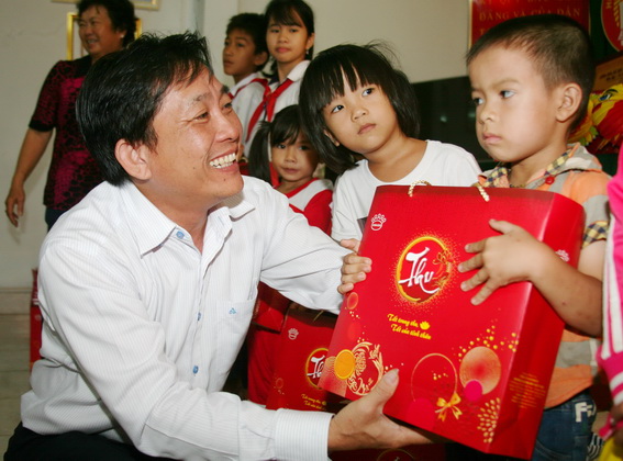 Ông Hoàng Văn Long, Giám đốc Qũy Bảo trợ trẻ em tỉnh tặng quà trung thu cho trẻ em có hoàn cảnh khó khăn ở huyện Thống Nhất.