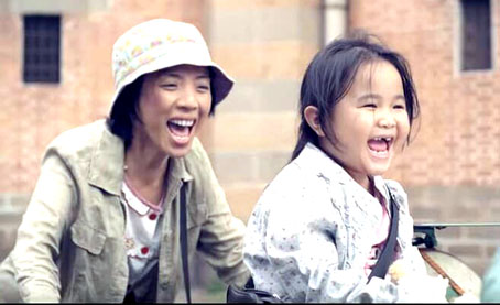 Bé Kim Thư (phải) trong phim Nắng 1 và Nắng 2.
