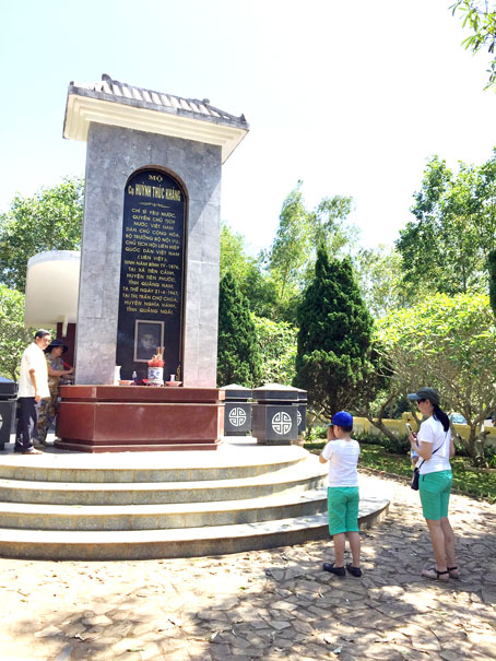 Người dân viếng mộ cụ Huỳnh Thúc Kháng ở núi Thiên Ấn (huyện Sơn Tịnh, tỉnh Quảng Ngãi).