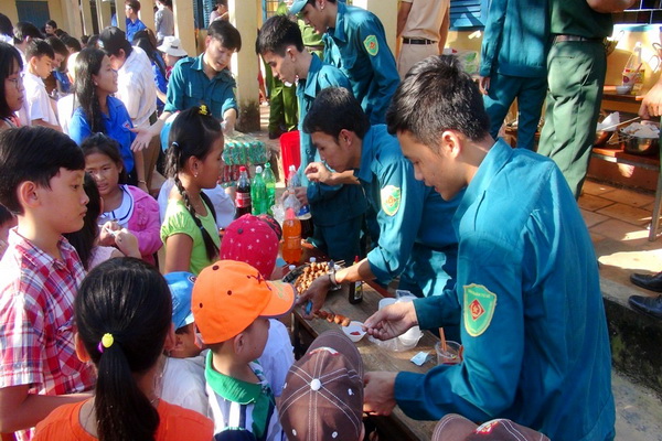 Các em học sinh trên địa bàn xã Sông Trầu tham dự chương trình vui hội trăng rằm