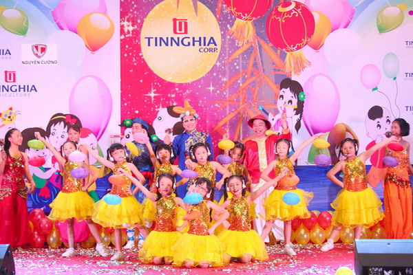 MC Thanh Bạch và các nghệ sĩ, nhóm nhạc, nhóm nhảy đến từ TP.Hồ Chí Minh cùng biểu diễn trên sân khấu chương trình tết trung thu do Tổng công ty Tín Nghĩa tổ chức.