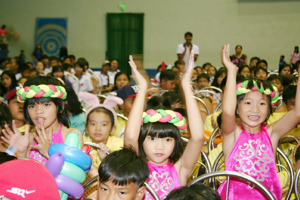 Niềm vui của các em thiếu nhi có hoàn cảnh đặc biệt khi được tham gia chương trình tết trung thu do Tổng công ty Tín Nghĩa tổ chức.