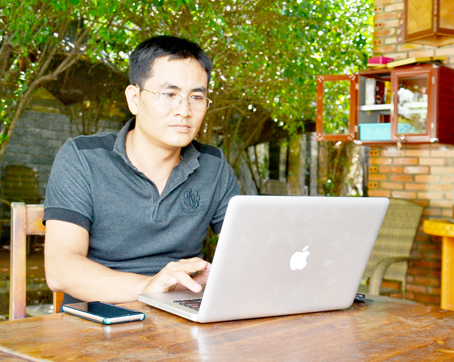 Ông Nguyễn Trường Giang đang kiểm tra các đơn hàng của mùa hàng mới.