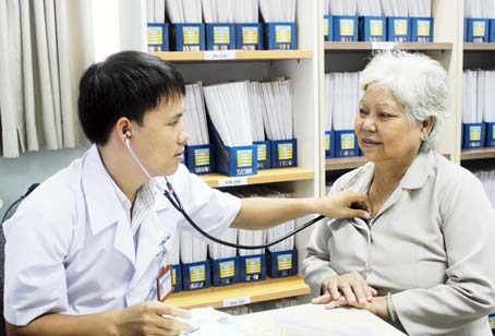 Bác sĩ Bệnh viện đa khoa Đồng Nai khám bệnh cho bệnh nhân.ảnh: Ngọc Thư