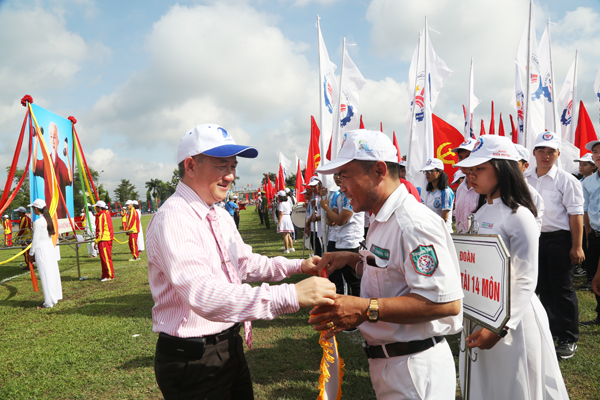 Đồng chí Lê Kim Bằng, Tỉnh ủy viên, Giám đốc Sở Văn hóa, thể thao - du lịch, Phó trưởng ban thường trực Ban chỉ đạo Đại hội TDTT tỉnh tặng cờ lưu niệm cho các đoàn tham dự lễ khai mạc.