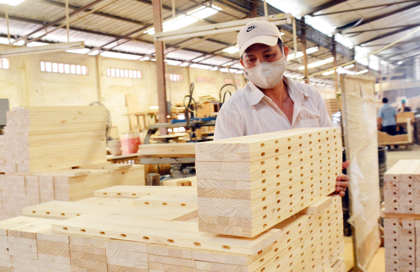 Chế biến gỗ xuất khẩu tại Công ty cổ phần Nhất Nam, Khu công nghiệp Biên Hòa 1.