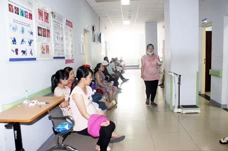 Khu vực chờ khám bệnh ngoại trú tại Khoa sản Bệnh viện đa khoa Đồng Nai lúc nào cũng đông đúc. Ảnh: N.Thư