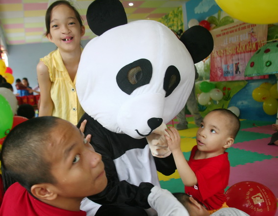 Niềm vui của trẻ em ở Trung tâm nuôi dưỡng trẻ mồ côi - khuyết tật Đồng Nai khi được vui chơi cùng các nhân vật hoạt hình.