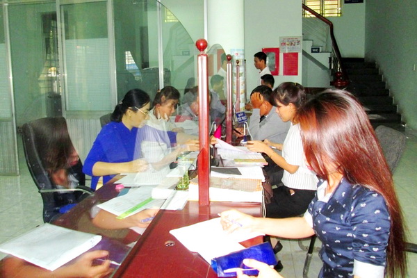 Người dân đang thực hiện nghĩa vụ nộp thuế tại Kho bạc Nhà nước huyện Long Thành