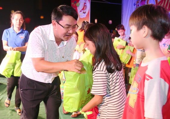 Ông Nguyễn Văn Khang, Phó trưởng Ban Dân vận Tỉnh ủy tặng quà cho thiếu nhi có hoàn cảnh khó khăn