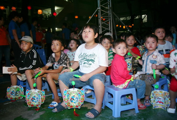 Các em thiếu nhi bán vé số tại TP.Biên Hòa được nhận quà trung thu và xem biểu diễn ca múa nhạc tại chương trình