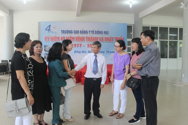 Bác sĩ Nguyễn Lương Thao, Phó hiệu trưởng Trường cao đẳng y tế Đồng Nai (thứ 4 từ phải qua) gặp gỡ các cựu học sinh nhà trường. Ảnh: Ngọc Thư.