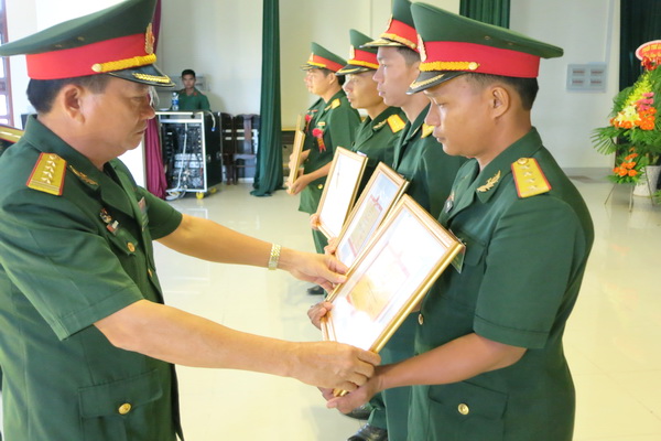 Đại tá Nguyễn Nam Dương, Lữ đoàn trưởng Lữ đoàn T-TG 22 trao phần thưởng cho các đơn vị, cá nhân đạt thành tích xuất sắc trong phong trào Thi đua Quyết thắng.