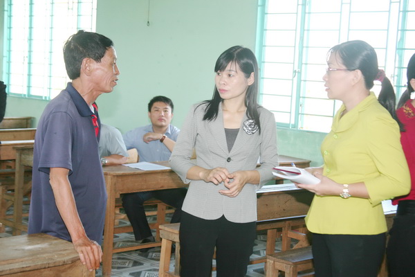 Các thành viên đoàn giám sát của Ban Văn hóa – xã hội HĐND tỉnh lắng nghe ý kiến của người dân ấp 4, xã La Ngà, huyện Định Quán về hoạt động của Nhà văn hóa ấp.