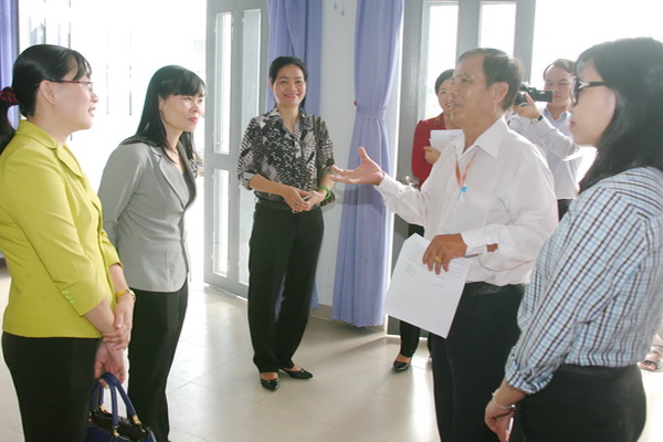 Các thành viên đoàn giám sát của Ban Văn hóa – xã hội HĐND tỉnh nghe lãnh đạo UBND xã La Ngà, huyện Định Quán báo cáo về hoạt động của thiết chế văn hóa.