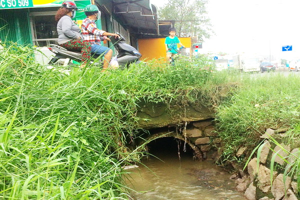Đoạn cống hở ở đầu đường số 5, ấp Trà Cổ (xã Bình Minh, huyện Trảng Bom. Ảnh: Phương liễu