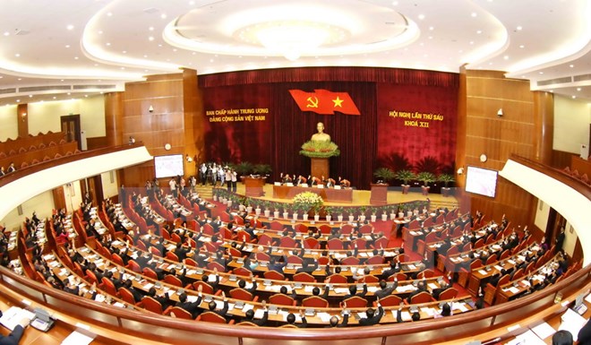 Các lãnh đạo Đảng, Nhà nước và các đại biểu biểu quyết thông qua chương trình Hội nghị. Ảnh Phương Hoa TTXVN