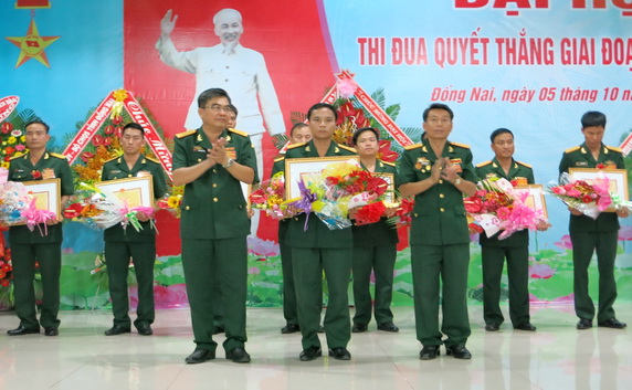 Lãnh đạo Lữ đoàn T-TG 26 khen thưởng cho các tập thể và cá nhân xuất sắc