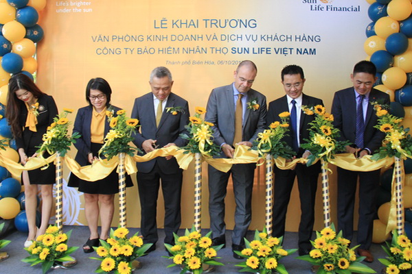 Lãnh đạo Sun Life Việt Nam cắt băng khai trương văn phòng Sun Life Việt Nam tại Biên Hòa