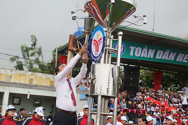 Phó bí thư thường trực Thành ủy Biên Hòa Huỳnh Tấn Đạt châm ngọn đuốc khai mạc Đại hội TDTT TP. Biên Hòa