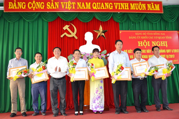 Bí thư Đảng ủy khối các cơ quan tỉnh Nguyễn Hữu Định (thứ ba bên trái) khen thưởng các tổ chức cơ sở Đảng và đảng viên trong khối hoàn thành xuất sắc nhiệm vụ.