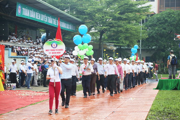Các đoàn diễu hành qua lễ đài tại lễ khai mạc.