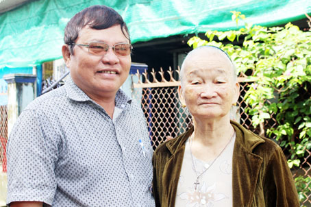 Ông Phạm Văn Dụng (trái) luôn được người già trong ấp quý mến.