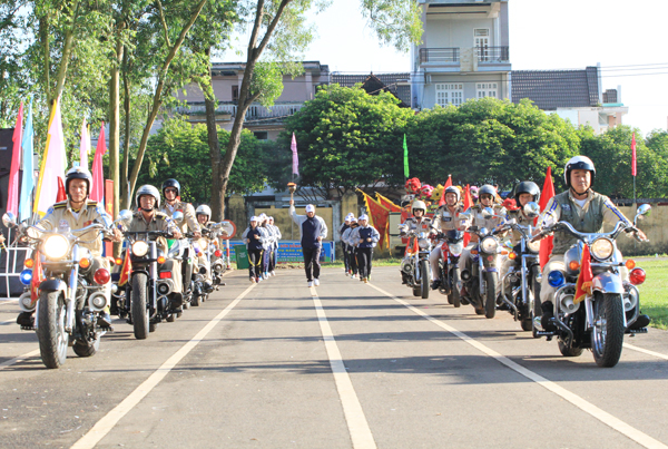 Đoàn rước đuốc do các VĐV tiêu biểu thị xã Long Khánh được dẫn bởi đoàn xe môtô về tới sân lễ