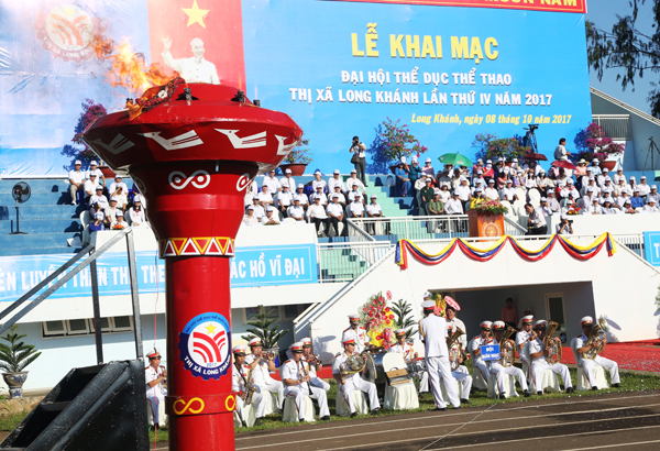 Ngọn đuốc đã được thắp sáng tại lễ khai mạc Đại hội TDTT thị xã Long Khánh
