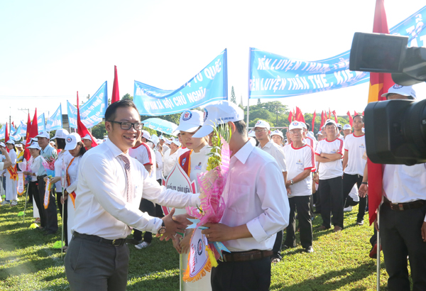 Phó giám đốc Sở Văn hóa, thể thao và du lịch Nguyễn Xuân Thanh tặng hoa cho các đơn vị tham dự