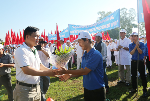 Phó bí thư Thị ủy, Chủ tịch UBND thị xã Long Khánh Hồ Văn Nam tặng hoa cho các đơn vị tham dự