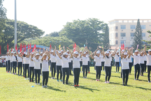 Màn biểu diễn flashmob của các em học sinh trường THPT Văn Hiến tại lễ khai mạc Đại hội TDTT TX. Long Khánh.