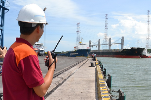 Nhân viên hướng dẫn cho tàu 30 ngàn tấn cập cảng Gò Dầu( huyện Long Thanh) nhận hàng.