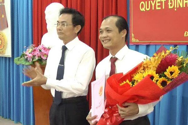 Phó chủ tịch UBND tỉnh Võ Văn Chánh trao quyết định bổ nhiệm  