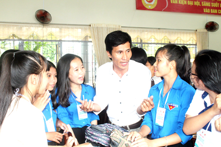 Anh Mai Hữu Thành (giữa) trao đổi với học sinh trước khi tham gia hội thi “Tiểu phẩm tuyên truyền về bảo vệ môi trường khối THPT” do Tỉnh đoàn tổ chức.
